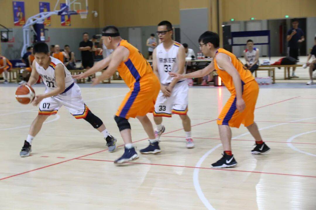 精准传球打穿对方防线,团队合作当场展现的简单介绍 精准传球打穿对方防线,团队合作当场展现的简单介绍