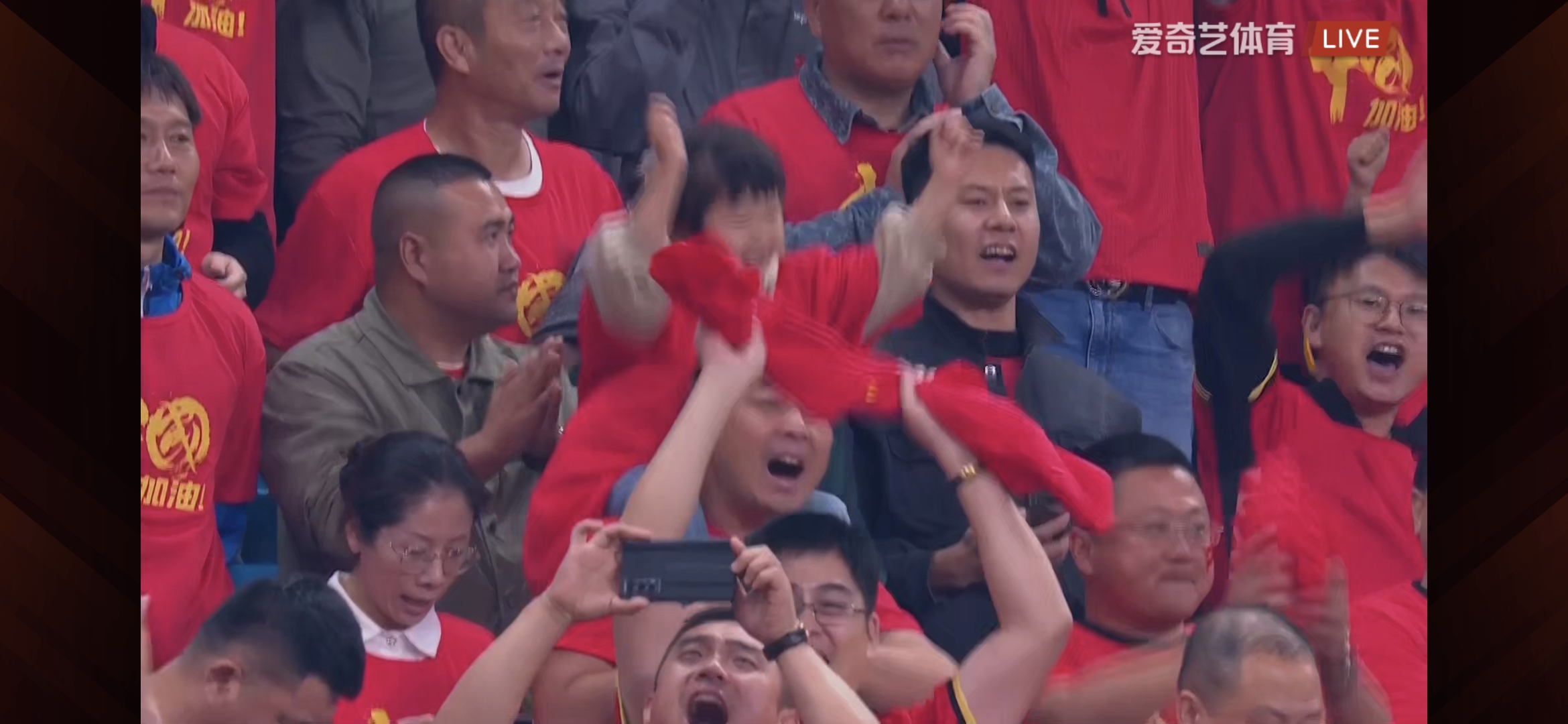 精彩的足球比赛引发球迷热烈讨论