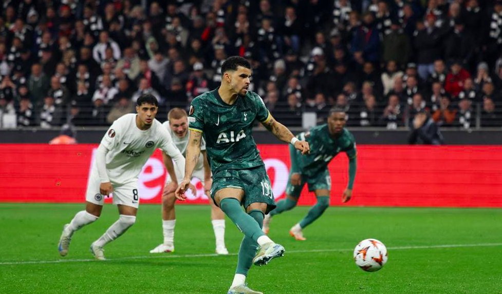 爱尔兰前锋马奎尔在比赛中打入关键进球