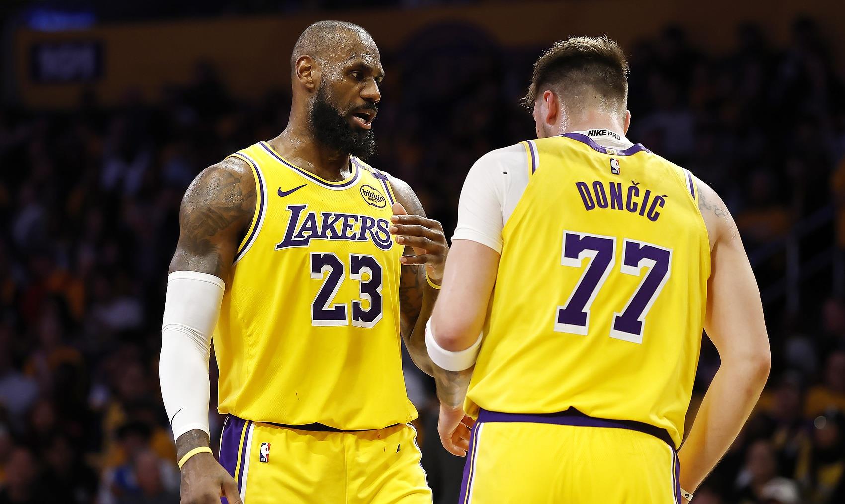 湖人全队表现出色，轻取马刺