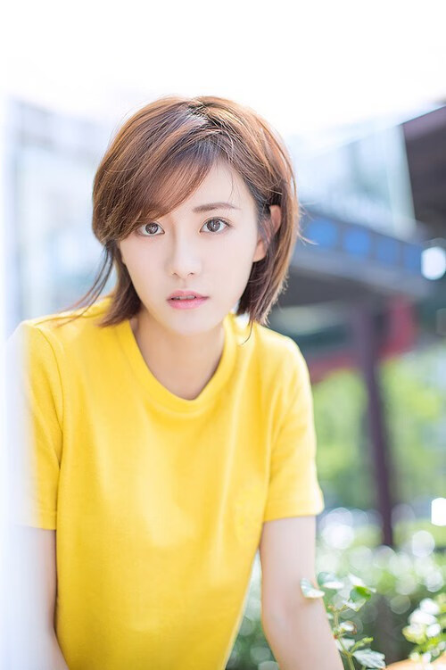 看到这组关键词，我能感受到您想创作一篇将现实与想象巧妙融合的文章。最核心的挑战在于，如何在真实与虚构之间搭建一座可信的桥梁，让奥地利、中国、梅西这三个看似无关的元素，在一个令人信服的故事里碰撞出火花