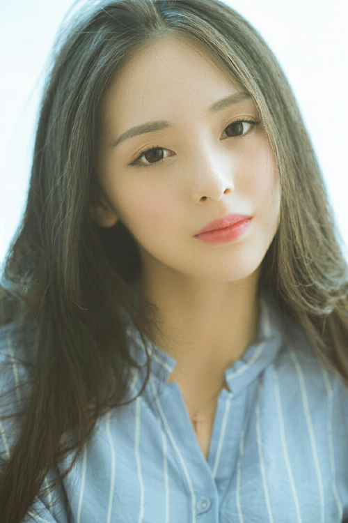 首先，我们来构思一个具有张力和深度的标题